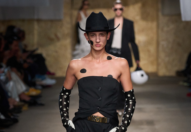 Moschino SS '25: Λονδρέζικα vibes σε μια '80s αισθητική με έντονη δόση χιούμορ που θύμιζε τον αείμνηστο Couturier