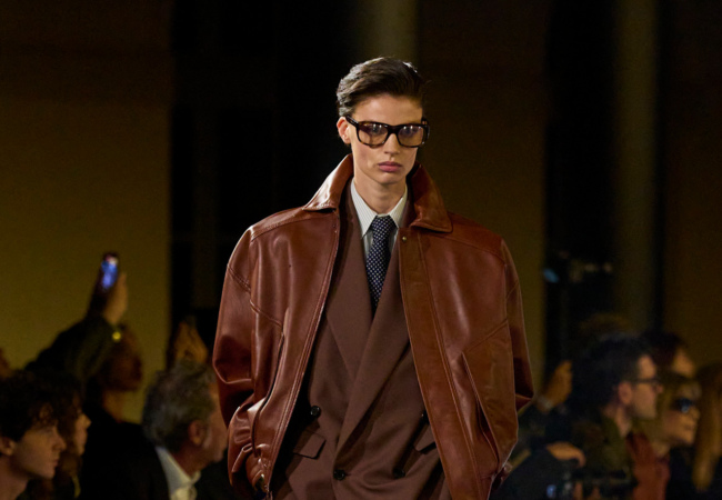 Saint Laurent SS '25: Power dressing και bohemian αισθητική που θυμίζει «Χίλιες και μια νύχτες»