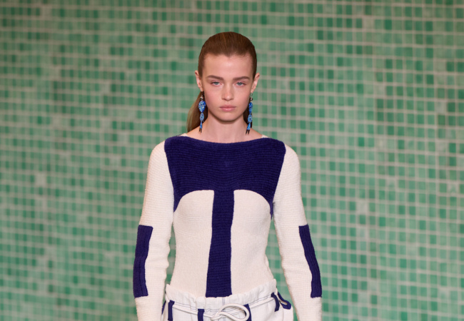 Η SS '25 συλλογή της Tory Burch αντλεί την ουσία του αθλητισμού: δύναμη και χάρη, ακρίβεια και ελευθερία