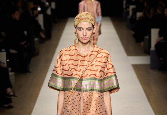Η λαμπερή συλλογή SS '25 που παρουσίασε ο Giorgio Armani για πρώτη φορά στη Νέα Υόρκη