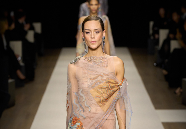 Η λαμπερή συλλογή SS '25 που παρουσίασε ο Giorgio Armani για πρώτη φορά στη Νέα Υόρκη