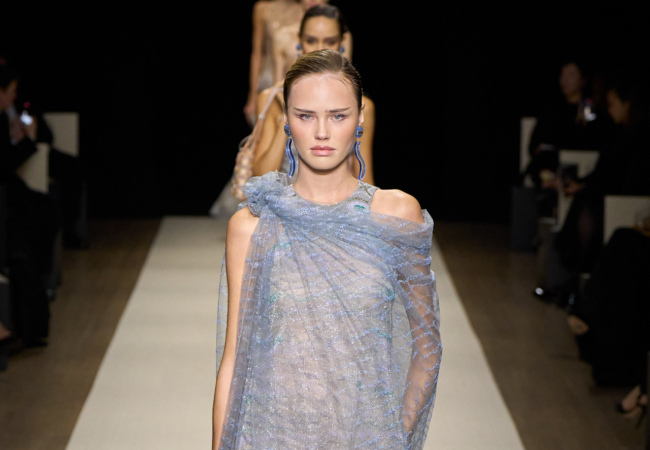 Η λαμπερή συλλογή SS '25 που παρουσίασε ο Giorgio Armani για πρώτη φορά στη Νέα Υόρκη