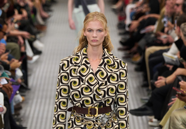 Miu Miu SS '25: Μια αριστοτεχνική αντιπαράθεση πραγματικότητας και φαντασίας