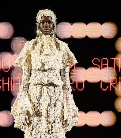 Valentino HC SS'25: Απόλυτη υπερβολή και δεξιοτεχνία στην εποχή του Alessandro Michele