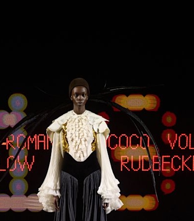 Valentino HC SS'25: Απόλυτη υπερβολή και δεξιοτεχνία στην εποχή του Alessandro Michele
