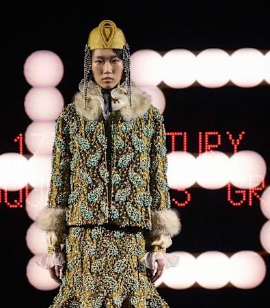 Valentino HC SS'25: Απόλυτη υπερβολή και δεξιοτεχνία στην εποχή του Alessandro Michele