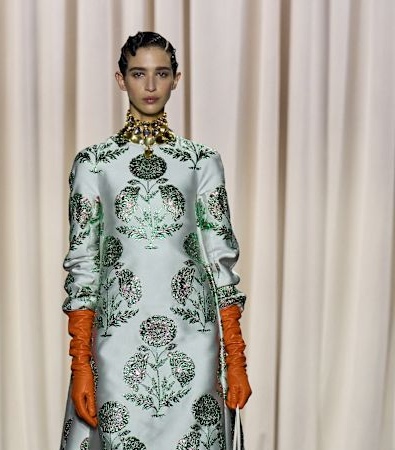 Giambattista Valli HC SS'25: Μια συλλογή επιπόλαιη, διασκεδαστική, με μια δόση αυθάδειας «je ne sais quoi»