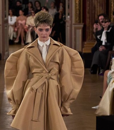 Viktor&Rolf HC SS'25: H Digital επανάσταση στην Υψηλή Ραπτική αποκαλύπτεται