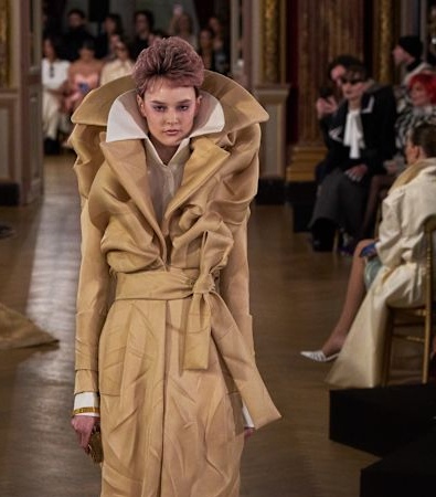 Viktor&Rolf HC SS'25: H Digital επανάσταση στην Υψηλή Ραπτική αποκαλύπτεται