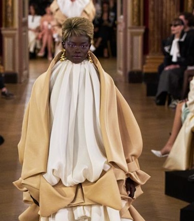Viktor&Rolf HC SS'25: H Digital επανάσταση στην Υψηλή Ραπτική αποκαλύπτεται