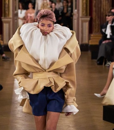 Viktor&Rolf HC SS'25: H Digital επανάσταση στην Υψηλή Ραπτική αποκαλύπτεται