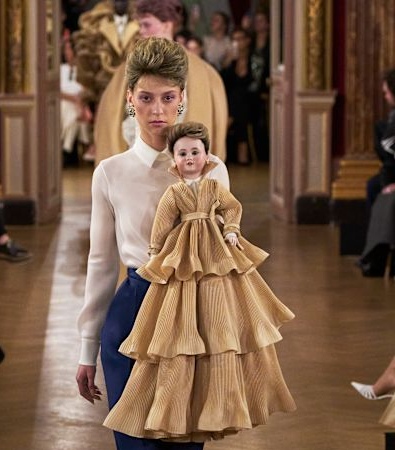 Viktor&Rolf HC SS'25: H Digital επανάσταση στην Υψηλή Ραπτική αποκαλύπτεται