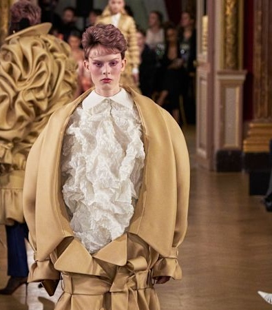 Viktor&Rolf HC SS'25: H Digital επανάσταση στην Υψηλή Ραπτική αποκαλύπτεται