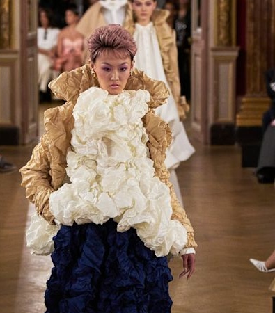Viktor&Rolf HC SS'25: H Digital επανάσταση στην Υψηλή Ραπτική αποκαλύπτεται
