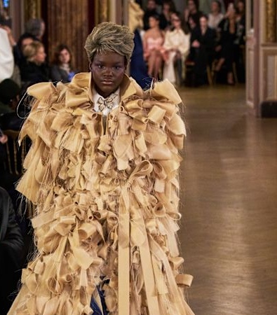 Viktor&Rolf HC SS'25: H Digital επανάσταση στην Υψηλή Ραπτική αποκαλύπτεται