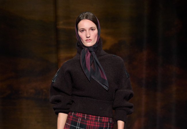 Burberry FW '25: Κλασική Βρετανική πολυτέλεια με σύγχρονη αίσθηση