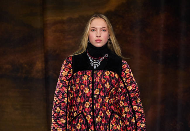 Burberry FW '25: Κλασική Βρετανική πολυτέλεια με σύγχρονη αίσθηση