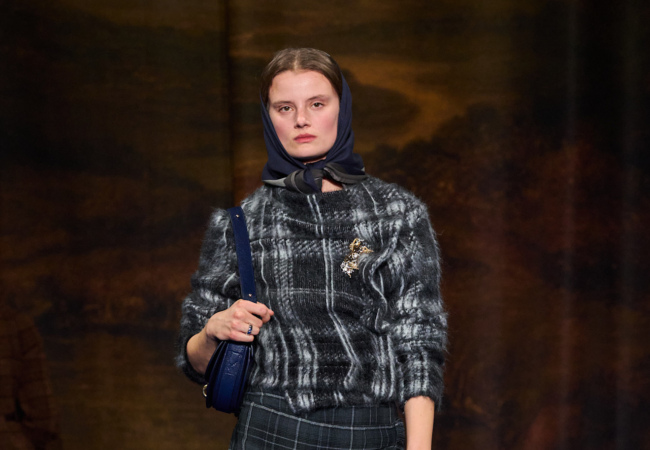 Burberry FW '25: Κλασική Βρετανική πολυτέλεια με σύγχρονη αίσθηση