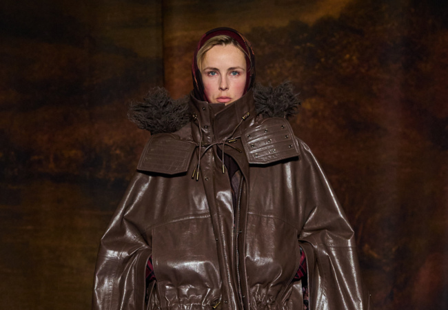 Burberry FW '25: Κλασική Βρετανική πολυτέλεια με σύγχρονη αίσθηση