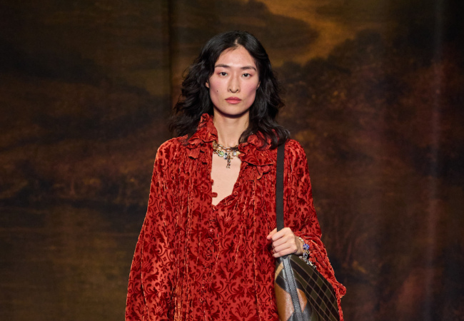 Burberry FW '25: Κλασική Βρετανική πολυτέλεια με σύγχρονη αίσθηση