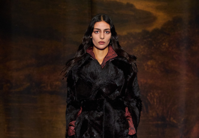 Burberry FW '25: Κλασική Βρετανική πολυτέλεια με σύγχρονη αίσθηση