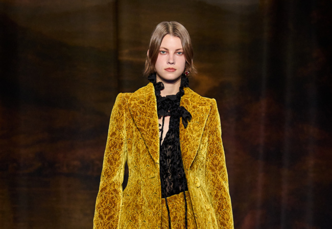 Burberry FW '25: Κλασική Βρετανική πολυτέλεια με σύγχρονη αίσθηση