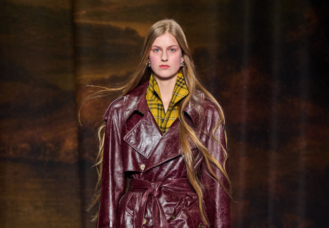 Burberry FW '25: Κλασική Βρετανική πολυτέλεια με σύγχρονη αίσθηση