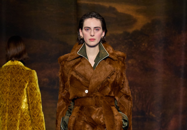 Burberry FW '25: Κλασική Βρετανική πολυτέλεια με σύγχρονη αίσθηση