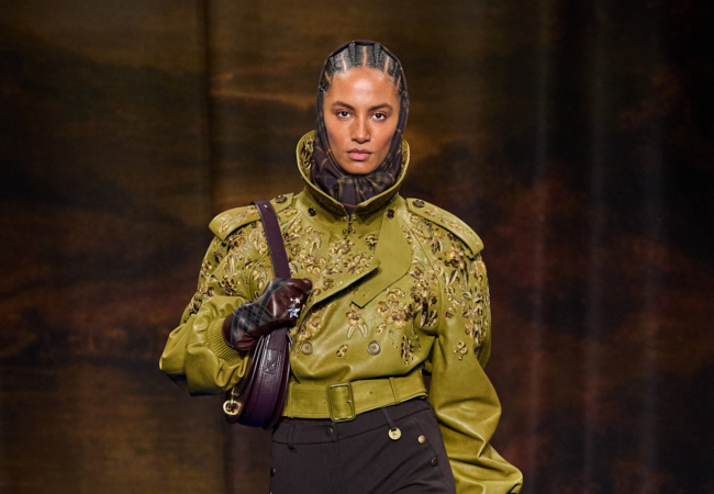 Burberry FW '25: Κλασική Βρετανική πολυτέλεια με σύγχρονη αίσθηση