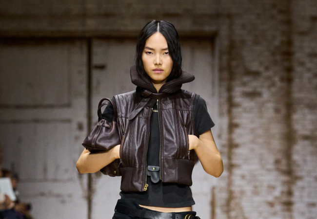 Coach FW '25: Ανάμεσα στο Grunge και το Vintage Glamour