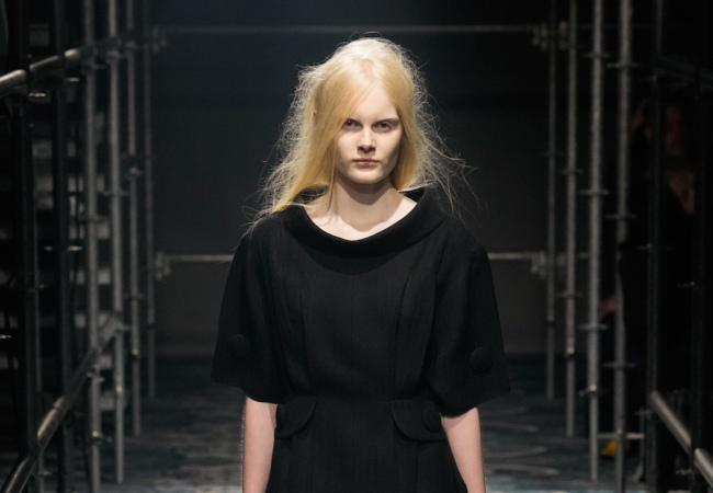 Prada FW '25: Η επανεξέταση της θηλυκότητας μέσα από την αντίθεση και την ελευθερία