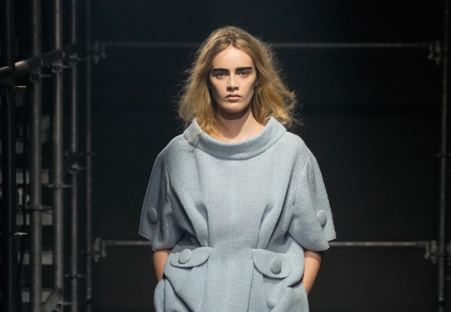 Prada FW '25: Η επανεξέταση της θηλυκότητας μέσα από την αντίθεση και την ελευθερία