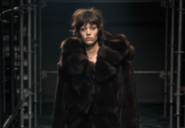Prada FW '25: Η επανεξέταση της θηλυκότητας μέσα από την αντίθεση και την ελευθερία