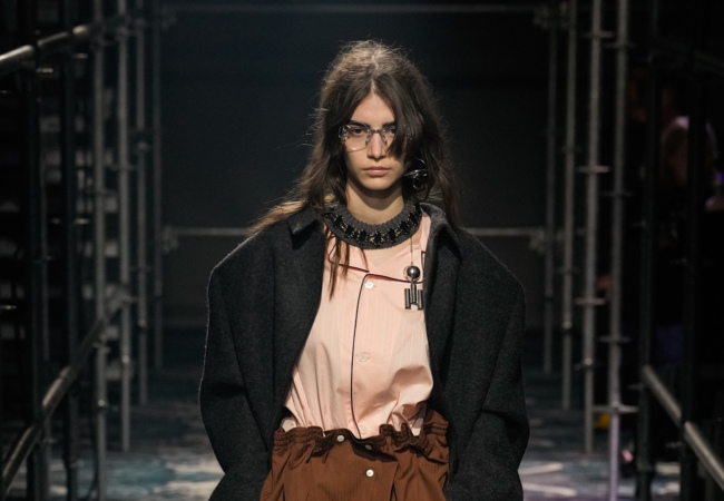 Prada FW '25: Η επανεξέταση της θηλυκότητας μέσα από την αντίθεση και την ελευθερία