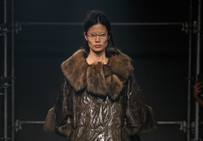 Prada FW '25: Η επανεξέταση της θηλυκότητας μέσα από την αντίθεση και την ελευθερία