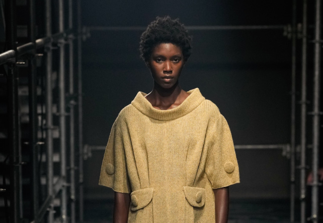 Prada FW '25: Η επανεξέταση της θηλυκότητας μέσα από την αντίθεση και την ελευθερία
