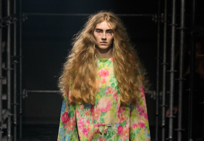Prada FW '25: Η επανεξέταση της θηλυκότητας μέσα από την αντίθεση και την ελευθερία