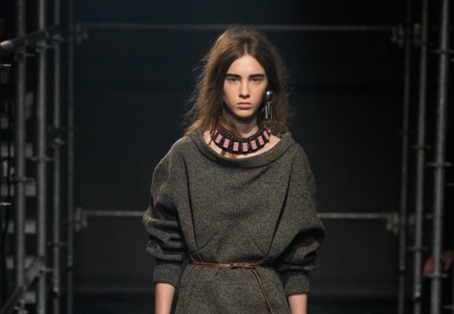 Prada FW '25: Η επανεξέταση της θηλυκότητας μέσα από την αντίθεση και την ελευθερία