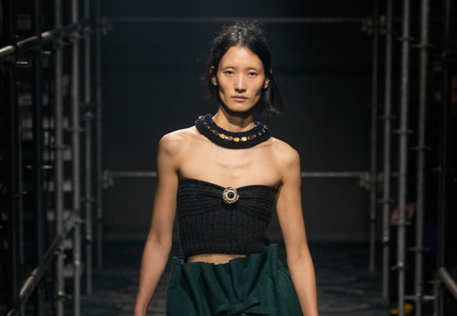 Prada FW '25: Η επανεξέταση της θηλυκότητας μέσα από την αντίθεση και την ελευθερία