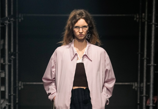 Prada FW '25: Η επανεξέταση της θηλυκότητας μέσα από την αντίθεση και την ελευθερία