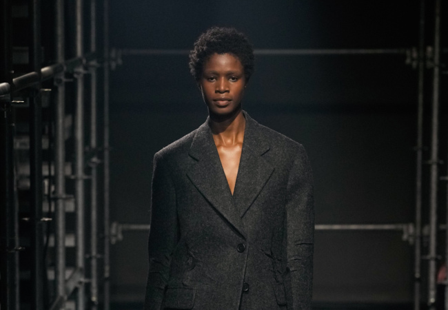 Prada FW '25: Η επανεξέταση της θηλυκότητας μέσα από την αντίθεση και την ελευθερία