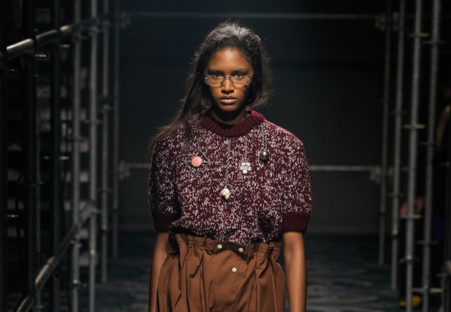 Prada FW '25: Η επανεξέταση της θηλυκότητας μέσα από την αντίθεση και την ελευθερία