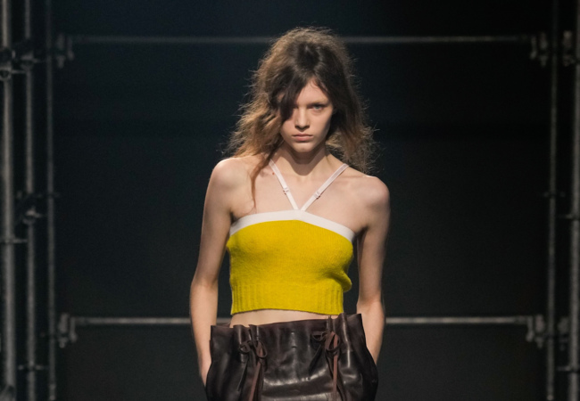 Prada FW '25: Η επανεξέταση της θηλυκότητας μέσα από την αντίθεση και την ελευθερία