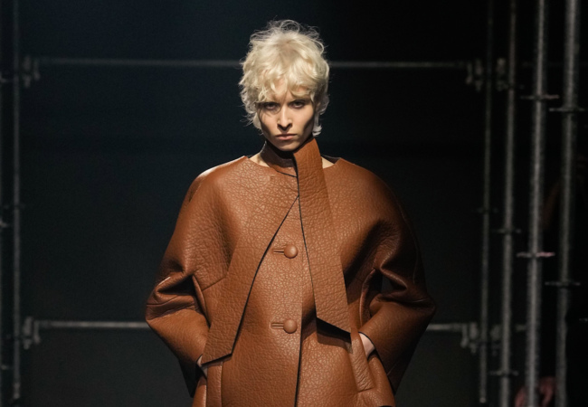 Prada FW '25: Η επανεξέταση της θηλυκότητας μέσα από την αντίθεση και την ελευθερία