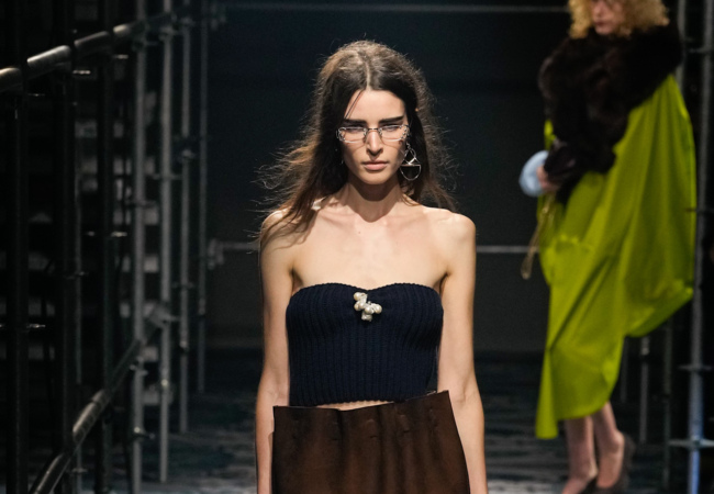 Prada FW '25: Η επανεξέταση της θηλυκότητας μέσα από την αντίθεση και την ελευθερία