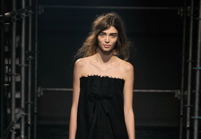 Prada FW '25: Η επανεξέταση της θηλυκότητας μέσα από την αντίθεση και την ελευθερία