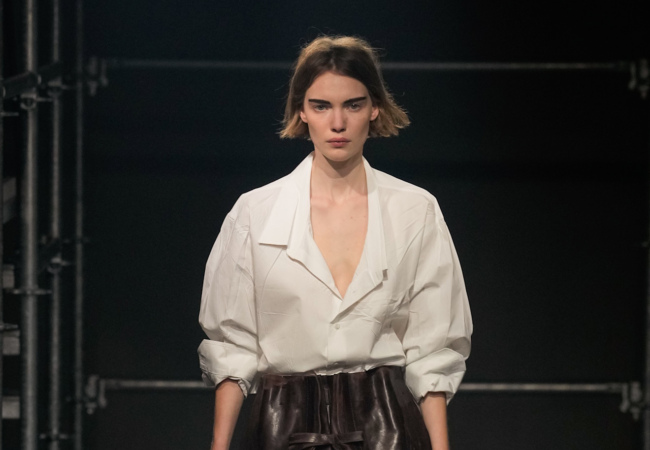 Prada FW '25: Η επανεξέταση της θηλυκότητας μέσα από την αντίθεση και την ελευθερία