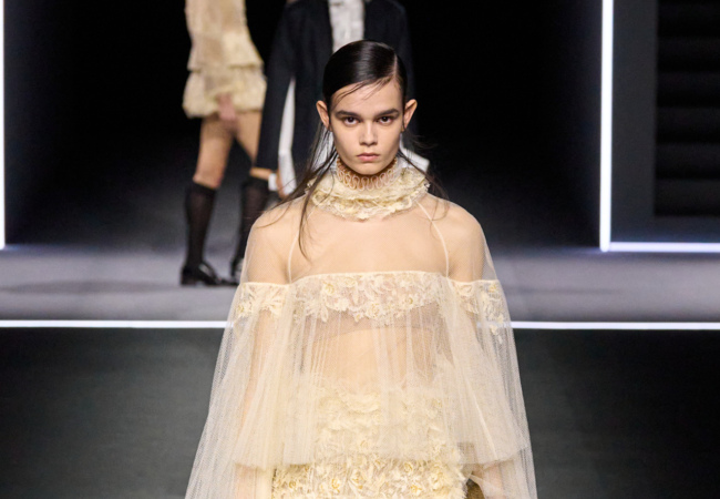 Dior FW '25: Η ανδρόγυνη προσέγγιση μεταξύ μπαρόκ ρομαντισμού και σαιξπηρικού δράματος