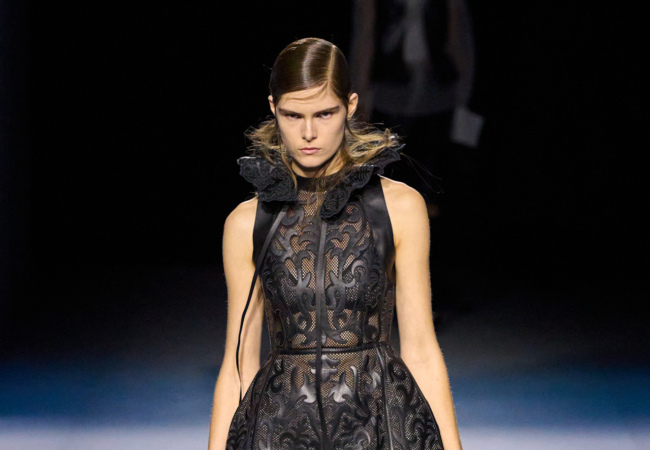 Dior FW '25: Η ανδρόγυνη προσέγγιση μεταξύ μπαρόκ ρομαντισμού και σαιξπηρικού δράματος