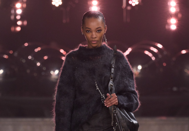 Isabel Marant FW '25: Ένα μείγμα punk εξέγερσης με εκλεπτυσμένη ραπτική